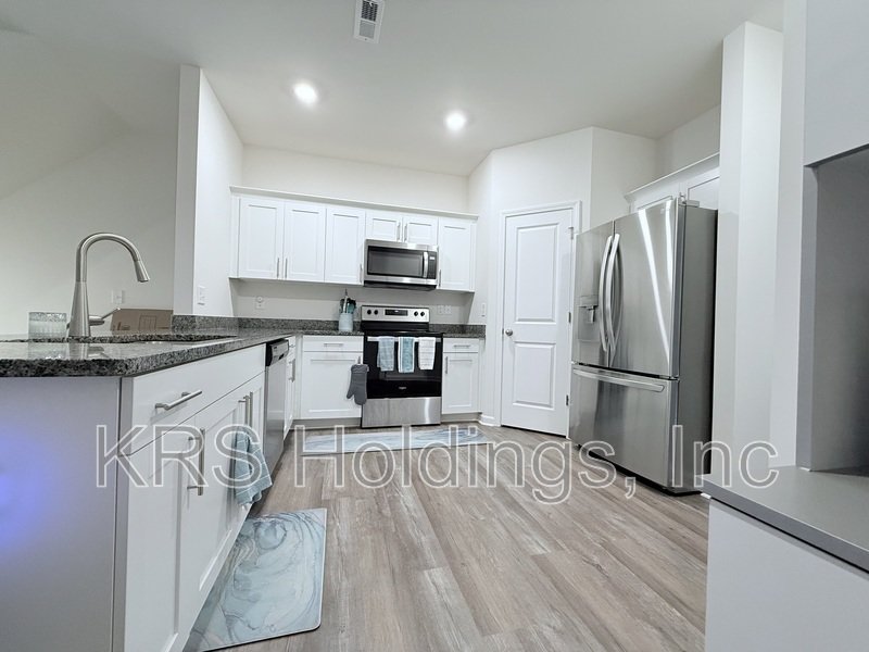 3BR/2.5BA End-Unit Townhome in North Durham – Garage, Office, Washer/Dryer Included property image