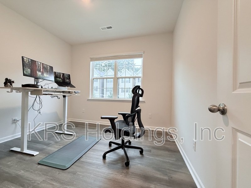3BR/2.5BA End-Unit Townhome in North Durham – Garage, Office, Washer/Dryer Included property image