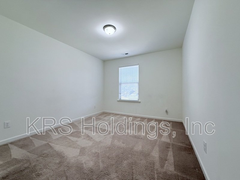 End Unit Townhome with a Basement in Clayton! property image
