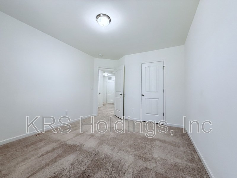 End Unit Townhome with a Basement in Clayton! property image