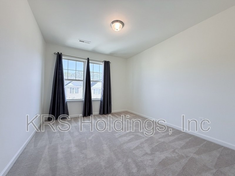 End Unit Townhome with a Basement in Clayton! property image