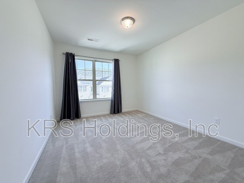 End Unit Townhome with a Basement in Clayton! property image