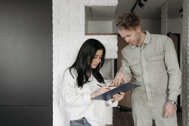 landlord talking to a tenant